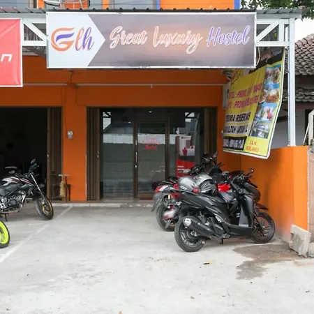 RedDoorz Hostel near Lawang Sewu Semarang-3