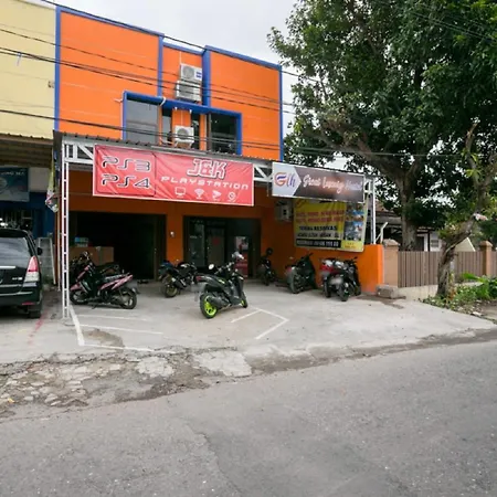 RedDoorz Hostel near Lawang Sewu Semarang-2